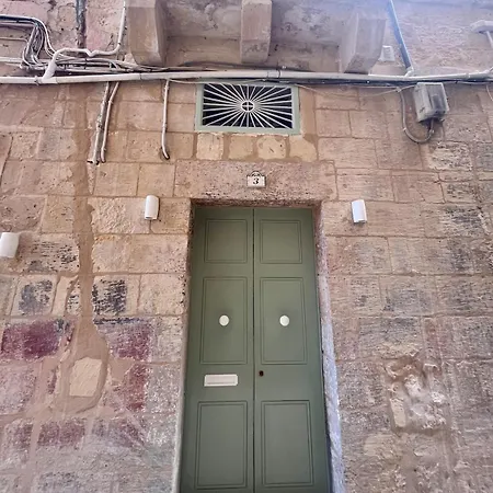 Cute In Quiet Alley ואלטה