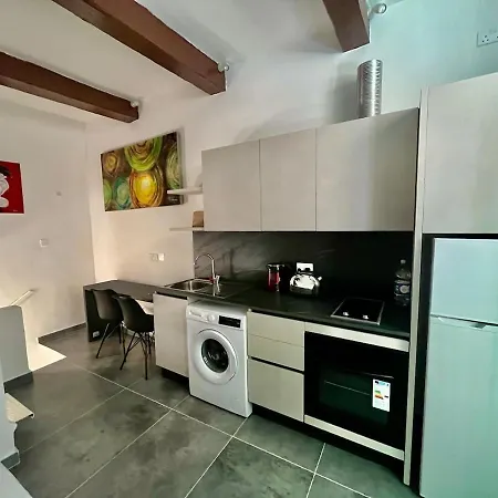 Cute In Quiet Alley ואלטה